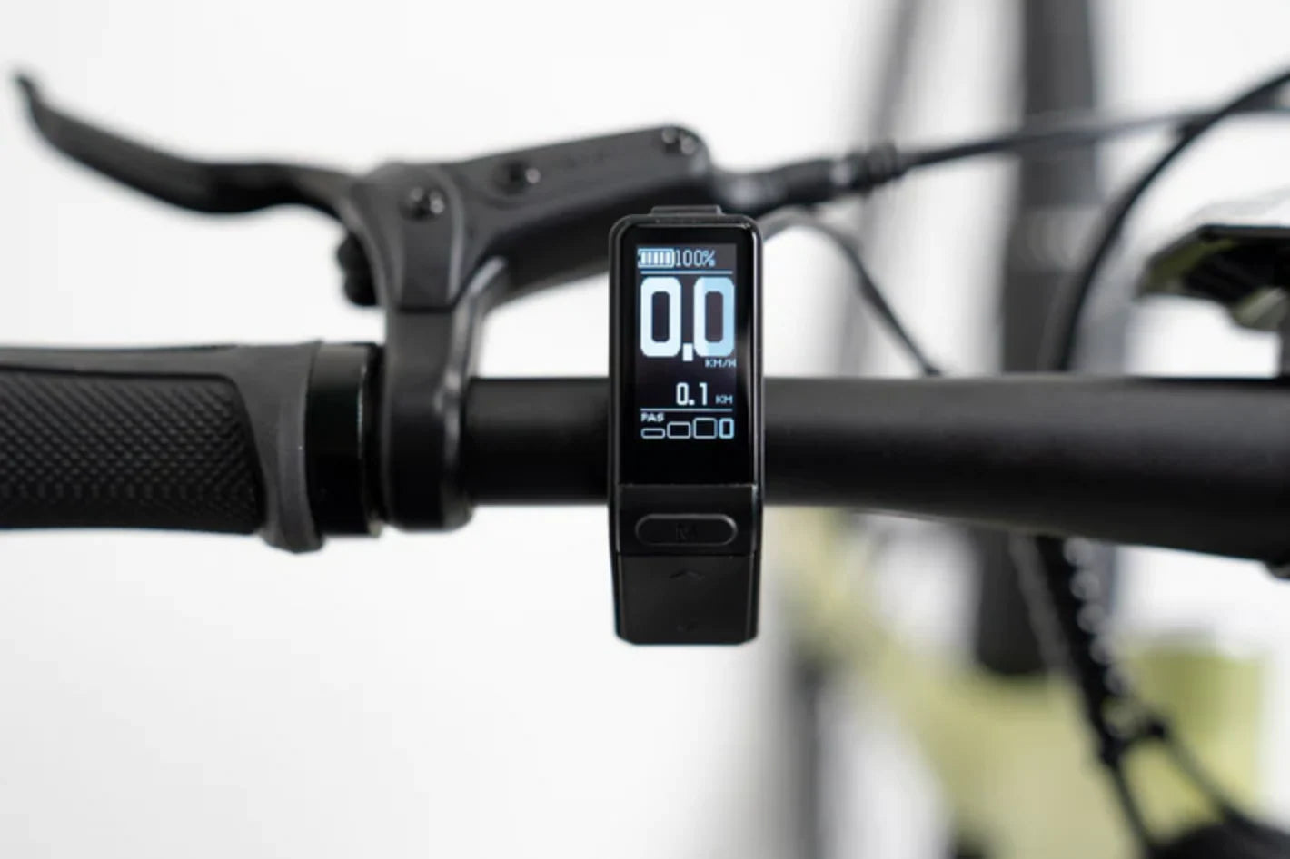 Tenways CGO600 Pro „Classic“ steht unter dem Licht